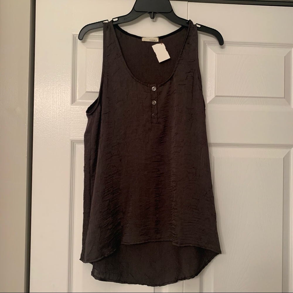SALE❗️ NWT! Shiny 3 Button Tunic Length Tank
